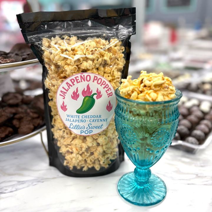 Our Jalapeño Popper Popcorn is an addicting blend of our cheesy white cheddar popcorn with an addition of jalapeño heat and zesty cayenne. 